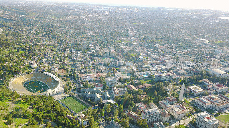 无人机飞行在郊区/城市，大学校园和足球场